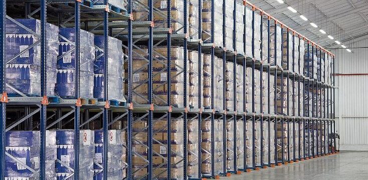 Sistema de racks industriales Drive-In y Drive-Through diseñado para almacenar grandes volúmenes con eficiencia en espacios reducidos.