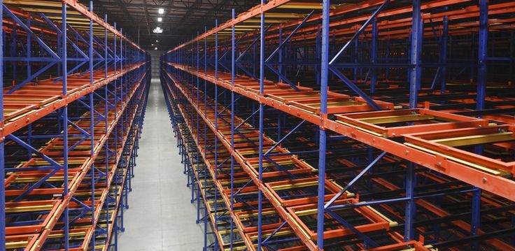 Racks industriales Push-Back diseñados para almacenamiento de tarimas en profundidad, maximizando el espacio y optimizando el acceso.