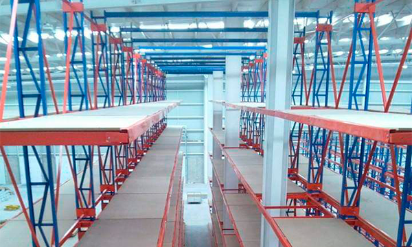 Racks Cantilever ideales para almacenar cargas largas y voluminosas, como tubos y perfiles, en soluciones industriales de almacenamiento.
