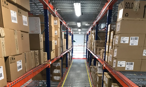 Sistema de entrepisos industriales que maximiza el espacio disponible al permitir la creación de niveles adicionales de almacenamiento.