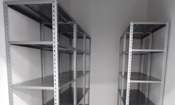 Estantes ligeros diseñados para almacenamiento industrial eficiente y versátil, ideales para productos de bajo peso en almacenes pequeños.