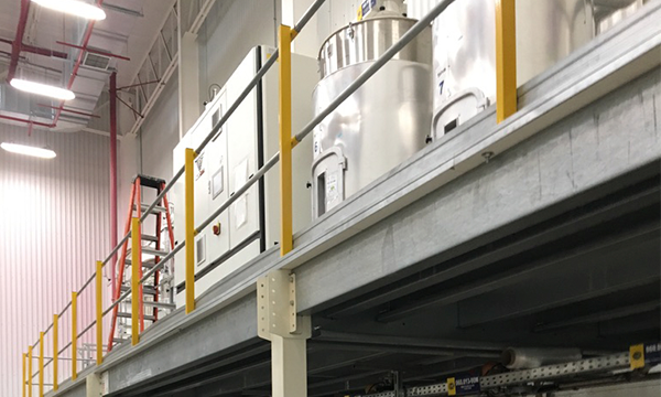 Plataforma mezzanine utilizada en soluciones industriales para maximizar el uso del espacio vertical en almacenes y áreas de trabajo.