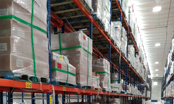 Sistema de racks industriales selectivos ideal para optimizar el espacio y facilitar el acceso a tarimas en almacenes y centros de distribución.