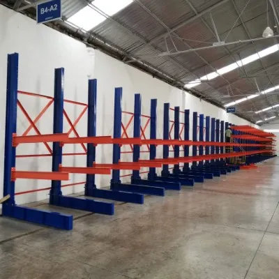 Estantería ligera de anaqueles para almacén, diseñada para soportar productos de tamaño medio, perfecta para uso en almacenes industriales o comerciales de gran volumen.