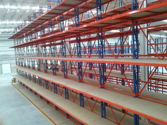 Anaqueles para almacén con estructura de acero galvanizado, ideales para almacenar productos ligeros o pesados en un sistema modular que permite una fácil configuración y organización.
