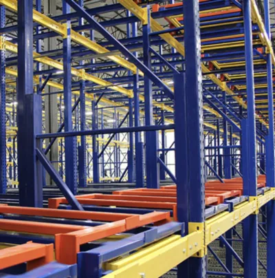 Racks de almacenamiento diseñados para tarimas pesadas, optimizando el espacio en almacenes industriales de gran capacidad.