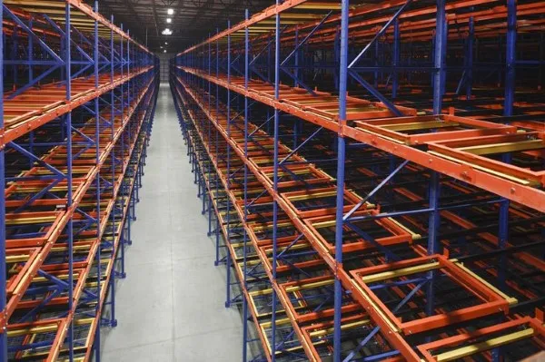 Sistemas de racks de almacenamiento push-back diseñados para tarimas de gran capacidad y bodega eficiente.