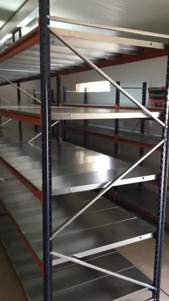 Racks industriales diseñados para bodegas, con capacidad de soportar cargas pesadas. Este sistema optimiza el espacio y mejora la organización en almacenes de gran tamaño.