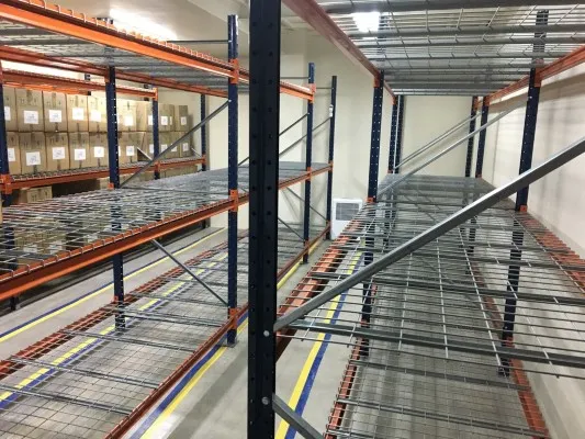 Racks para bodegas de tipo push-back, permitiendo almacenamiento dinámico y acceso rápido a mercancía. Diseño robusto para uso en almacenes de alta demanda de productos.