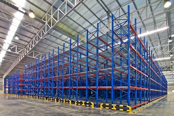 Almacén vacío con sistema de anaqueles industriales para estanterías de gran longitud, diseñados para almacenamiento de alto volumen.
