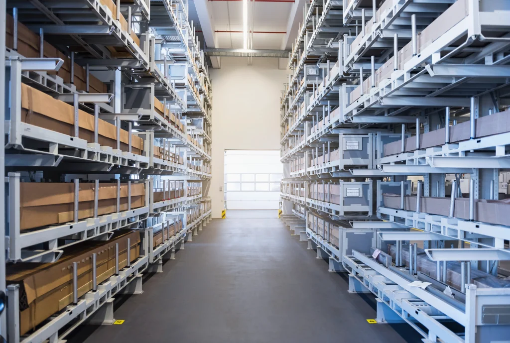 Almacén industrial equipado con mezzanine racking de estantes altos y resistentes, ideales para gestionar el inventario de manera eficiente y aumentar la productividad.