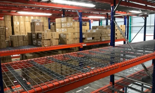 Rack industrial de alta resistencia con capacidad para soportar cargas pesadas, ideal para bodegas que requieren organización.