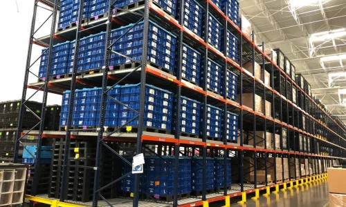 Estantería metálica industrial con diseño compacto, útil para optimizar espacios de almacenamiento en industrias y almacenes.