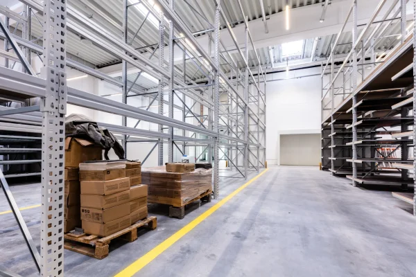 Estantería mezzanine racking con diseño modular, ideal para almacenes industriales, maximiza el espacio vertical y permite optimizar la capacidad de almacenamiento del almacén.